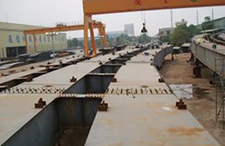 國道末段改善工程正積極趕工,完工後可串連漁港路高架橋、新生路高架橋和第二貨櫃中心的交流道。(圖/高雄市政府工務局提供) 國道末段改善工程正積極趕工,完工後可串連漁港路高架橋、新生路高架橋和第二貨櫃中心的交流道。(圖/高雄市政府工務局提供)