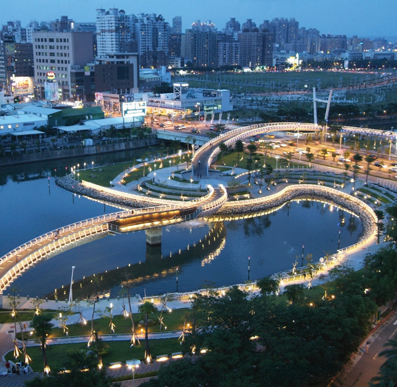 愛河之心的夜景令人迷醉。(圖/鮑忠暉攝) 愛河之心的夜景令人迷醉。(圖/鮑忠暉攝)