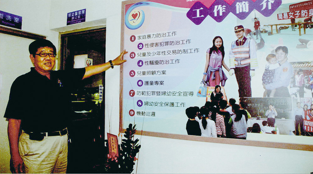 周化越指著婦幼隊的工作簡介掛圖，強調任何工作只要投入，一定會有成效。(圖/何沛霖攝)