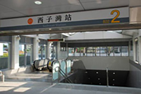 O1西子灣站是捷運橘線的觀光聚焦所在,附近景點甚多。(圖/郭力睿攝) O1西子灣站是捷運橘線的觀光聚焦所在,附近景點甚多。(圖/郭力睿攝)