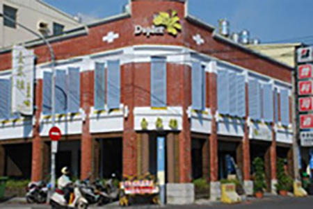 距西子灣站頗近的壹貳樓餐廳,日治時期是哈瑪星著名的書店,現經營餐飲。(圖/郭力睿攝) 距西子灣站頗近的壹貳樓餐廳,日治時期是哈瑪星著名的書店,現經營餐飲。(圖/郭力睿攝)