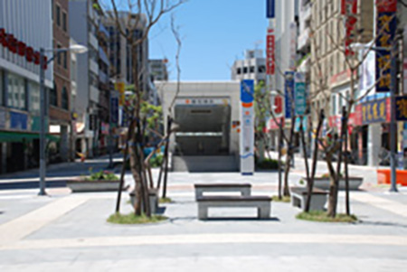 O2鹽埕埔站擁有全國僅見的捷運行人徒步區。(圖/郭力睿攝) O2鹽埕埔站擁有全國僅見的捷運行人徒步區。(圖/郭力睿攝)