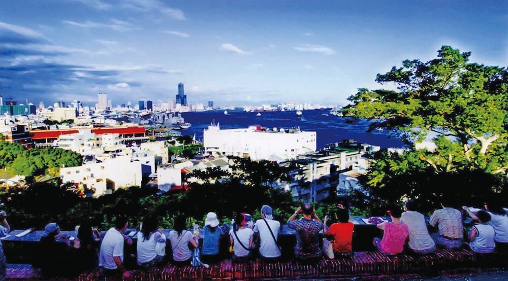 坐在「前清打狗英國領事館」,可遠眺高雄港灣風情。(圖/張忠義攝) 坐在「前清打狗英國領事館」,可遠眺高雄港灣風情。(圖/張忠義攝)