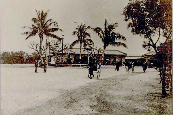 1923年出版的照片中，今日的高雄港站，是第二代的打狗停車場，前方可見噴泉、街燈及人力車，並有椰影構成的南國氣象。(圖/高雄市立歷史博物館提供)