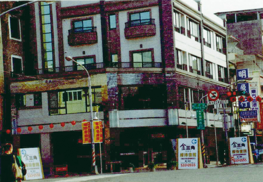 大公路115號「前台灣省合作金庫高雄支庫」如今已改建成店面待價而沽。（圖/郭力睿攝）