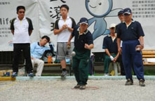 法式滾球在台灣只推廣兩年,尚在起步階段,但高雄很多老師及市府員工在運動會上卻很賣力的練習。(圖/郭力睿攝) 法式滾球在台灣只推廣兩年,尚在起步階段,但高雄很多老師及市府員工在運動會上卻很賣力的練習。(圖/郭力睿攝)