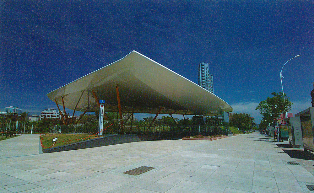 R9中央公園站出入口採輕巧之組構方式及金屬材質,充分展現結構力學與美學,襯托出「飛揚」之設計意象。(圖/鮑忠暉攝) R9中央公園站出入口採輕巧之組構方式及金屬材質,充分展現結構力學與美學,襯托出「飛揚」之設計意象。(圖/鮑忠暉攝)