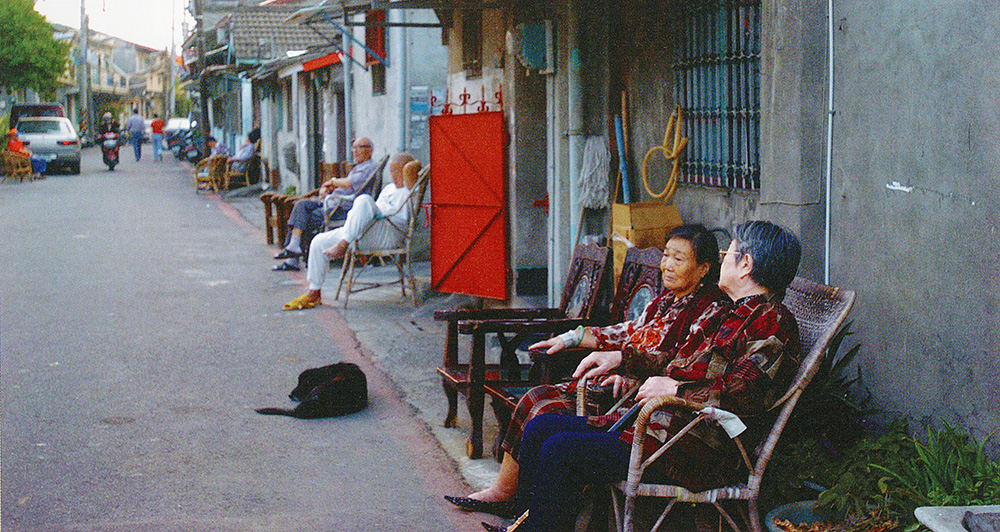 眷村老人家在門前納涼、話家常的場景，已成昨日黃花。（圖/張忠義攝）