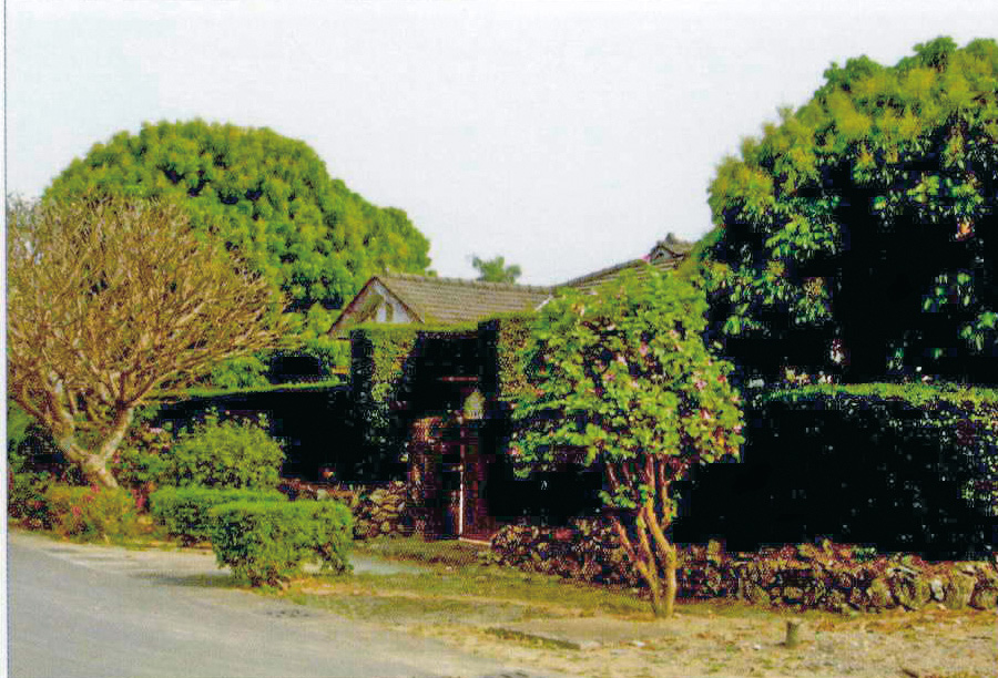 明德新村內戶戶住家格局方正寬敞，為獨門獨院的日式內部木質平房，因限定核配將級專用，有「將軍村」的美稱。