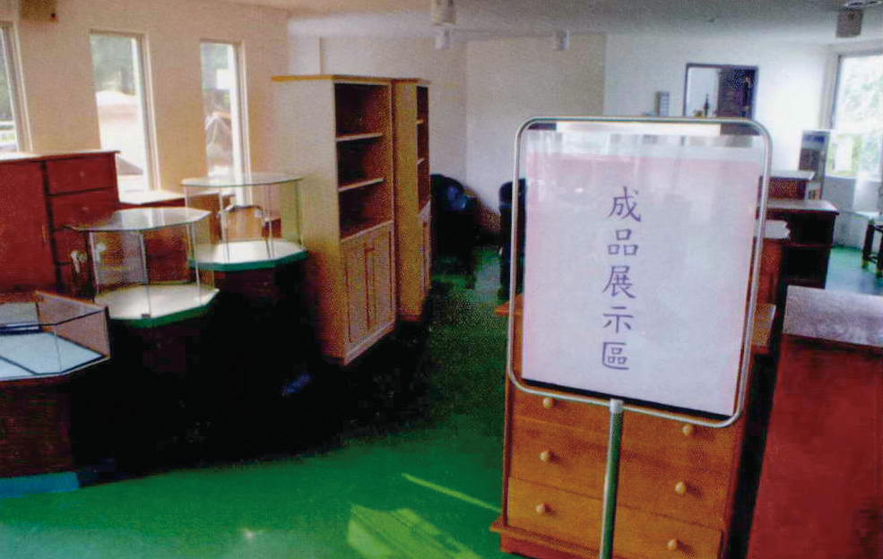 「巨大廢棄物再生廠」設有成品展示區,經改造後的家具外相、品質都不差。(圖/郭力睿攝影) 「巨大廢棄物再生廠」設有成品展示區,經改造後的家具外相、品質都不差。(圖/郭力睿攝影)