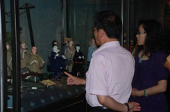 日據時代的劇偶,有顯著的時代背景。(圖/侯志勇攝) 日據時代的劇偶,有顯著的時代背景。(圖/侯志勇攝)
