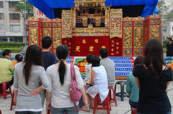 高雄在地的布袋戲團走入社區巡演,吸引民眾駐足參觀。(圖/侯志勇攝) 高雄在地的布袋戲團走入社區巡演,吸引民眾駐足參觀。(圖/侯志勇攝)