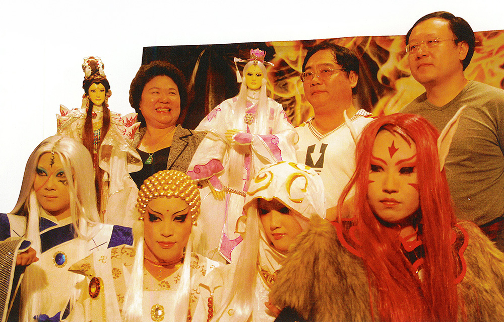 「2008愛河布袋戲展演祭-英雄會之偶像世紀」活動長達兩個月,高雄市長陳菊(左一)手持劇偶現身,與布袋戲同人誌的coser一起造勢。(圖/高雄市政府文化局提供) 「2008愛河布袋戲展演祭-英雄會之偶像世紀」活動長達兩個月,高雄市長陳菊(左一)手持劇偶現身,與布袋戲同人誌的coser一起造勢。(圖/高雄市政府文化局提供)