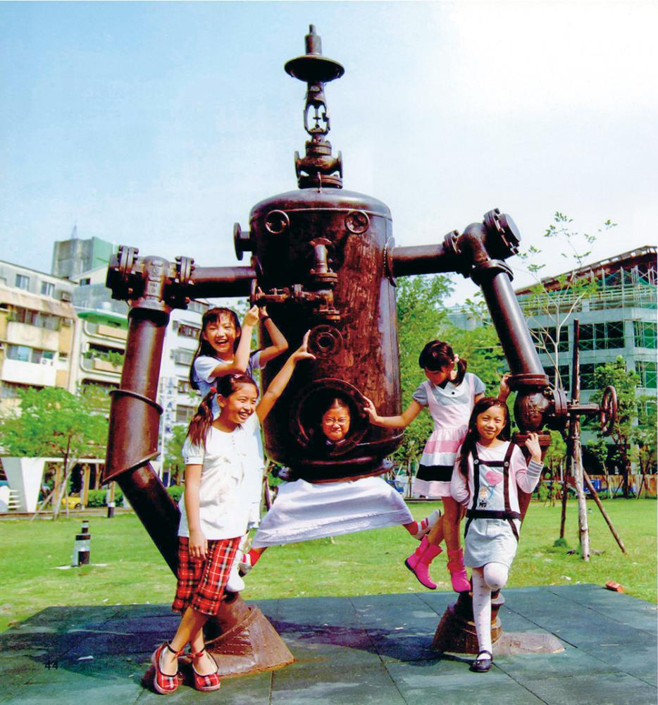 駐立在新化公園的五金寶寶，極受大小朋友歡迎。(圖/吳欣穎攝)