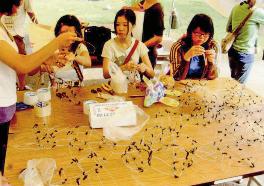 金工創意市集民眾可以親手創作屬於自己的藝術作品。(圖/郭力睿攝)