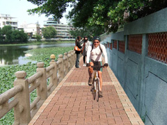 金獅湖未來環湖步道串連將更完整,並增加自行車道串連高雄市自行車道系統。(模擬圖/高雄市政府建設局提供) 金獅湖未來環湖步道串連將更完整,並增加自行車道串連高雄市自行車道系統。(模擬圖/高雄市政府建設局提供)