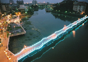 金獅湖夜景一隅。(圖/鮑忠暉攝) 金獅湖夜景一隅。(圖/鮑忠暉攝)