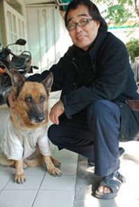 王信豐與所養的一對德國狼犬,有著豐富的感情。(圖/郭力睿攝) 王信豐與所養的一對德國狼犬,有著豐富的感情。(圖/郭力睿攝)