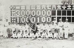 高雄第一公學校(今旗津國小)和第一小學校(今鼓山國小)舉行棒球比賽時,第一小學校棒球隊員於計分板前合影。(圖/高雄市立歷史博物館提供) 高雄第一公學校(今旗津國小)和第一小學校(今鼓山國小)舉行棒球比賽時,第一小學校棒球隊員於計分板前合影。(圖/高雄市立歷史博物館提供)