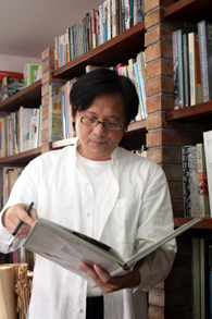 林宏澤,高雄世運識別CI的創造者,華人CI設計百家名傑。(圖/KOC提供) 林宏澤,高雄世運識別CI的創造者,華人CI設計百家名傑。(圖/KOC提供)