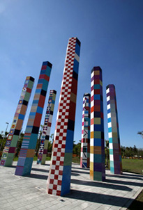 以色列裔法籍國際公共藝術大師亞科夫‧亞剛（Yaacov Agam）的創作「和平啟示」。(圖/黃昱貴攝)
