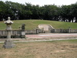 現已成為公園的市定古蹟陳中和墓地,其雄偉壯觀可看到陳中和南部首富的氣勢。(圖/黃昱貴攝) 現已成為公園的市定古蹟陳中和墓地,其雄偉壯觀可看到陳中和南部首富的氣勢。(圖/黃昱貴攝)