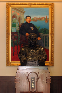 陳中和紀念館中的陳中和銅像及畫像,這棟建築也伴隨著陳中和度過大半生。(圖/黃昱貴攝) 陳中和紀念館中的陳中和銅像及畫像,這棟建築也伴隨著陳中和度過大半生。(圖/黃昱貴攝)