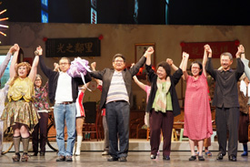 綠光劇團高雄演出,陳菊市長以實際行動力挺藝文活動。(圖/鮑忠暉攝) 綠光劇團高雄演出,陳菊市長以實際行動力挺藝文活動。(圖/鮑忠暉攝)