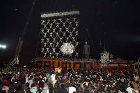 2007年西班牙拉夫拉劇團的「世界之船」,經過六週的航行來到高雄港,象徵高雄市將與世界級的藝術文化接軌。(圖/鮑忠暉攝) 2007年西班牙拉夫拉劇團的「世界之船」,經過六週的航行來到高雄港,象徵高雄市將與世界級的藝術文化接軌。(圖/鮑忠暉攝)