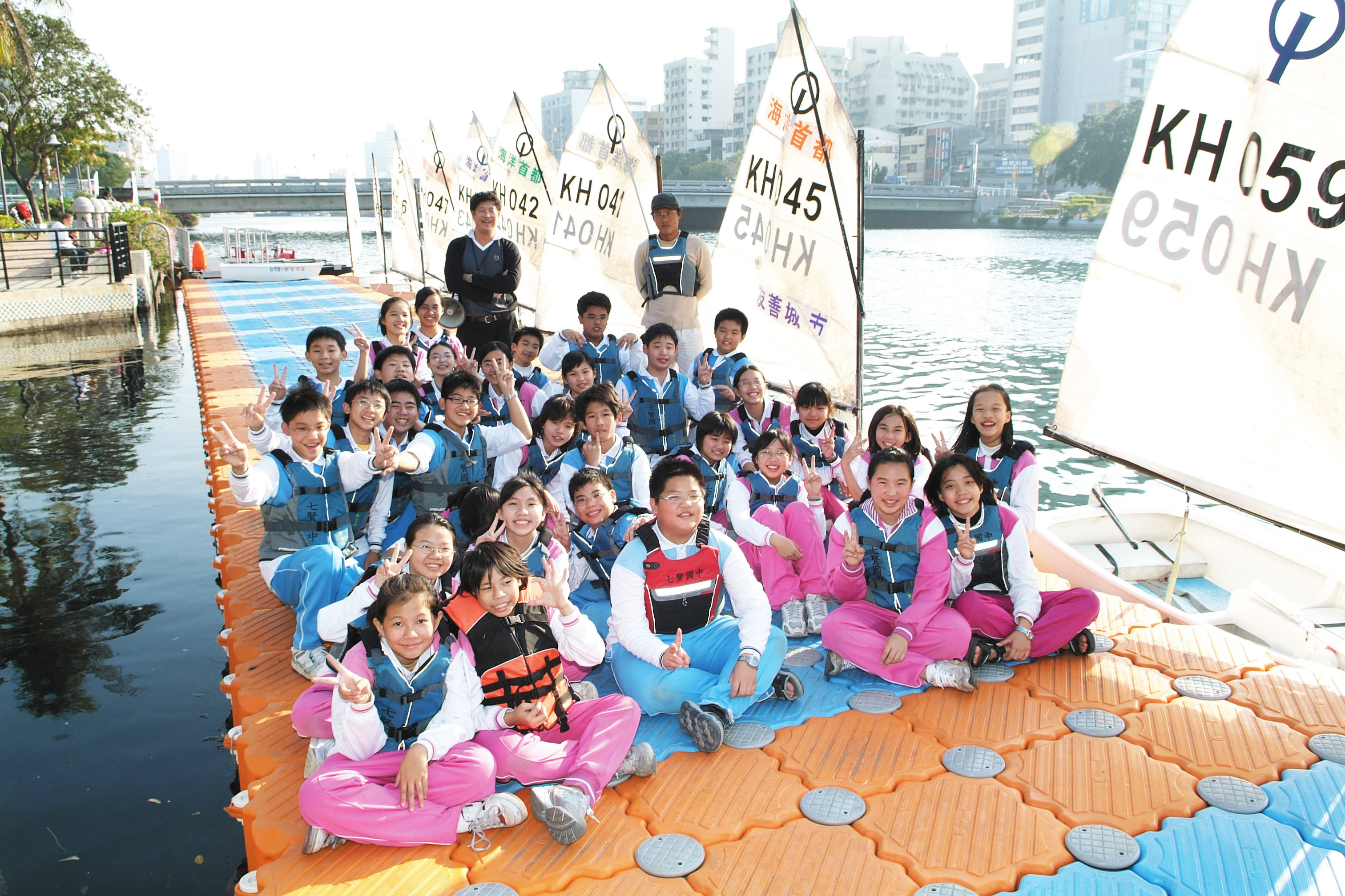 愛河畔不只有親水綠地提供市民休憩,還有愛之船、風帆等各式精彩活動。 (圖/鮑忠暉攝) 愛河畔不只有親水綠地提供市民休憩,還有愛之船、風帆等各式精彩活動。 (圖/鮑忠暉攝)