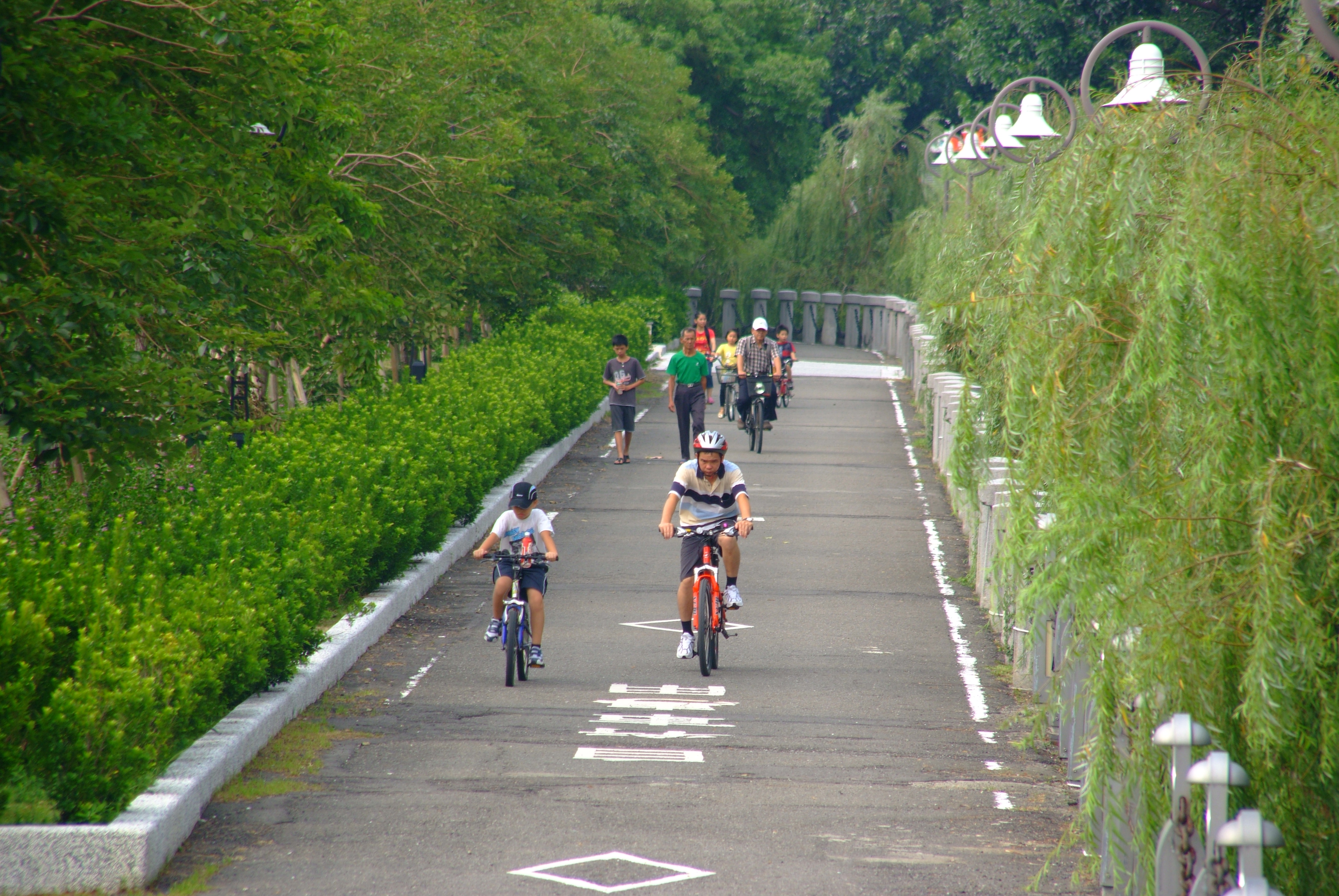 河堤公園自行車道帶動當地民眾運動休憩的風潮。(圖/鮑忠暉攝) 河堤公園自行車道帶動當地民眾運動休憩的風潮。(圖/鮑忠暉攝)