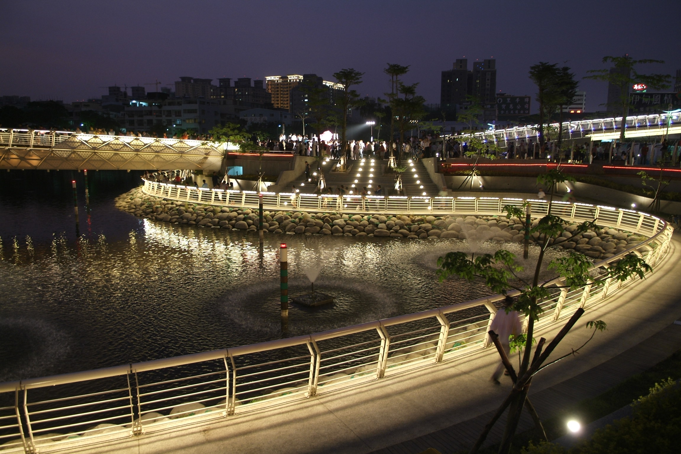 愛河之心點亮起愛河中游,分為東西兩湖。(圖/鮑忠暉攝) 愛河之心點亮起愛河中游,分為東西兩湖。(圖/鮑忠暉攝)