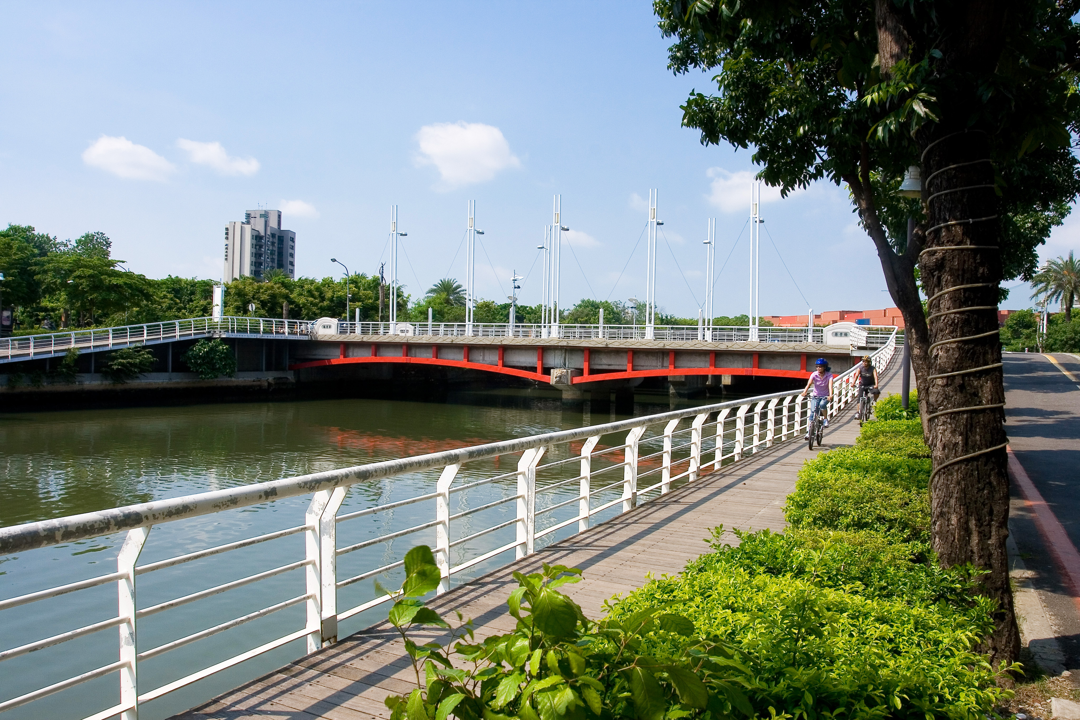 前鎮河自行車道可以享受南高雄的陽光慵懶情調,沿線的綠地、樹蔭、親水公園讓騎乘更舒適,往北還能順遊西臨港線。(圖/高雄市政府工務局提供) 前鎮河自行車道可以享受南高雄的陽光慵懶情調,沿線的綠地、樹蔭、親水公園讓騎乘更舒適,往北還能順遊西臨港線。(圖/高雄市政府工務局提供)