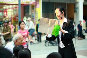 街頭藝術有著平易近人的特色,與觀眾的高度互動,為生活帶來無限的創意驚喜。(圖/林育恩攝) 街頭藝術有著平易近人的特色,與觀眾的高度互動,為生活帶來無限的創意驚喜。(圖/林育恩攝)