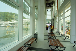 鼓山輪渡站新建工程2009年10月完工啟用,挑高空間可同時容納300人左右,旅客候船不用再忍受風吹日曬。(圖/鮑忠暉攝) 鼓山輪渡站新建工程2009年10月完工啟用,挑高空間可同時容納300人左右,旅客候船不用再忍受風吹日曬。(圖/鮑忠暉攝)