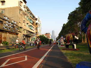 鹽埕觀光碼頭可銜接上西臨港線自行車道,前往愛河畔各景點,最南還可到夢時代購物廣場。(圖/凌卓民攝) 鹽埕觀光碼頭可銜接上西臨港線自行車道,前往愛河畔各景點,最南還可到夢時代購物廣場。(圖/凌卓民攝)