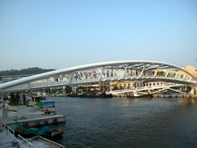 2009年10月竣工啟用的跨越一號船渠景觀橋樑有著居高臨下的好視野。(圖/凌卓民攝) 2009年10月竣工啟用的跨越一號船渠景觀橋樑有著居高臨下的好視野。(圖/凌卓民攝)