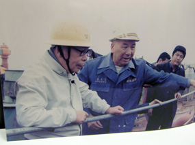 王先登(左二)1964年擔任台船總經理,1974年開始興建大造船廠,時任行政院長的蔣經國(左一),數度南下巡視。(圖/台船公關課提供) 王先登(左二)1964年擔任台船總經理,1974年開始興建大造船廠,時任行政院長的蔣經國(左一),數度南下巡視。(圖/台船公關課提供)