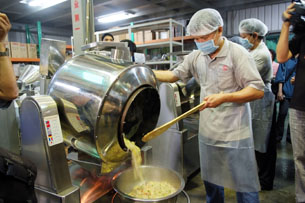 中小企業求新求變,即使是食品機械也不斷在改良改進,圖為金盛號鐵工廠的研發成果。(圖/鮑忠暉攝) 中小企業求新求變,即使是食品機械也不斷在改良改進,圖為金盛號鐵工廠的研發成果。(圖/鮑忠暉攝)