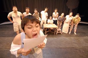 2006年下半年演出的劇作《郵差》。(圖/台灣戲劇表演家劇團提供) 2006年下半年演出的劇作《郵差》。(圖/台灣戲劇表演家劇團提供)