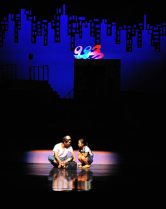 2009年暑假演出的劇作《頻率983》。(圖/台灣戲劇表演家劇團提供) 2009年暑假演出的劇作《頻率983》。(圖/台灣戲劇表演家劇團提供)