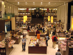 誠品書店設於大遠百百貨的分店。(圖/陳宥榛攝) 誠品書店設於大遠百百貨的分店。(圖/陳宥榛攝)