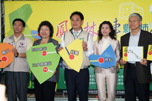 高雄市長陳菊與高雄縣鳳山市長、林園鄉長、鳥松鄉長,共同宣布捷運接駁公車路線延伸行駛鳳山、鳥松、林園三地。(圖/鮑忠暉攝) 高雄市長陳菊與高雄縣鳳山市長、林園鄉長、鳥松鄉長,共同宣布捷運接駁公車路線延伸行駛鳳山、鳥松、林園三地。(圖/鮑忠暉攝)