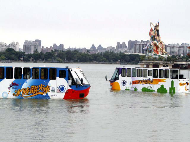 鴨子船是高雄最受歡迎的旅遊景點行程之一。(圖/高雄市公共汽車管理處網站提供) 鴨子船是高雄最受歡迎的旅遊景點行程之一。(圖/高雄市公共汽車管理處網站提供)