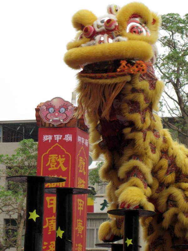 高雄重要的民俗節慶「戲獅甲」每年在高雄廣濟宮拉開序幕。(圖/高雄市歷史博物館提供) 高雄重要的民俗節慶「戲獅甲」每年在高雄廣濟宮拉開序幕。(圖/高雄市歷史博物館提供)