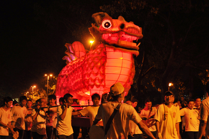 迓火獅的熱鬧繽紛，是左營萬年季的招牌元素。(圖/李昆樺攝)