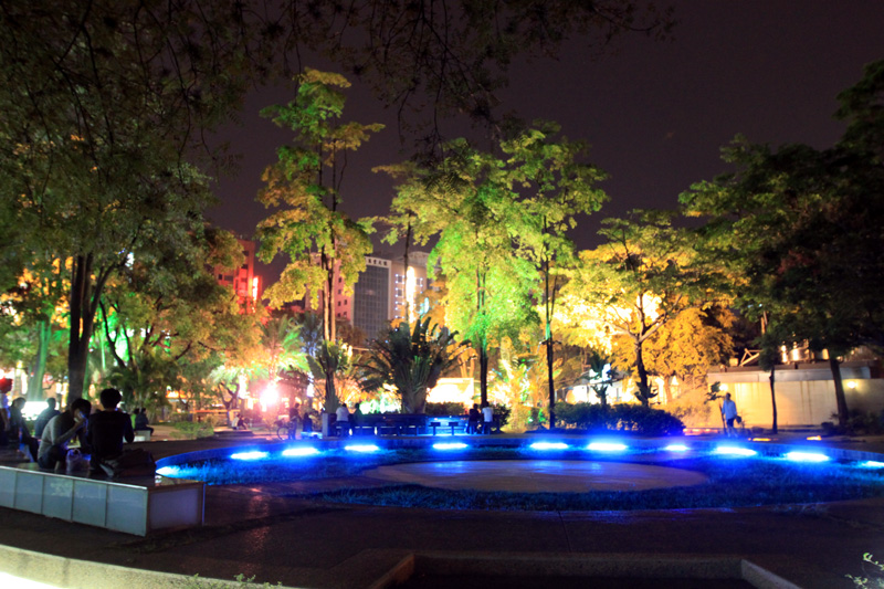 因為城市光廊，高雄愈夜愈美麗。(圖/胡靖宇攝)