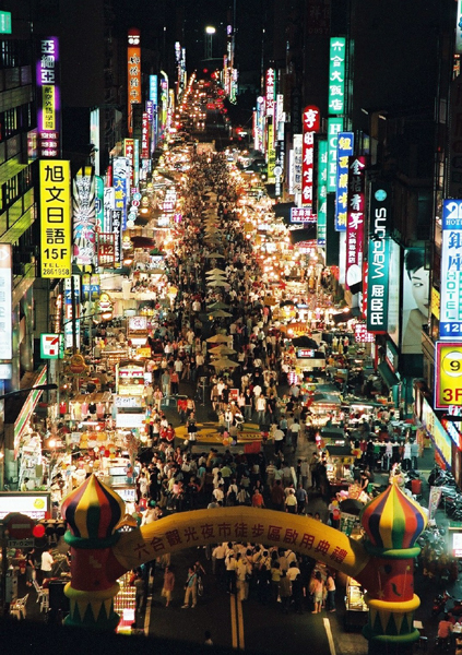 高雄六合夜市遠近馳名。(圖/鮑忠暉攝)