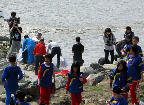 客家人將字紙灰隨水流,祈求農作物豐收。(圖/熊宏輝攝) 客家人將字紙灰隨水流,祈求農作物豐收。(圖/熊宏輝攝)