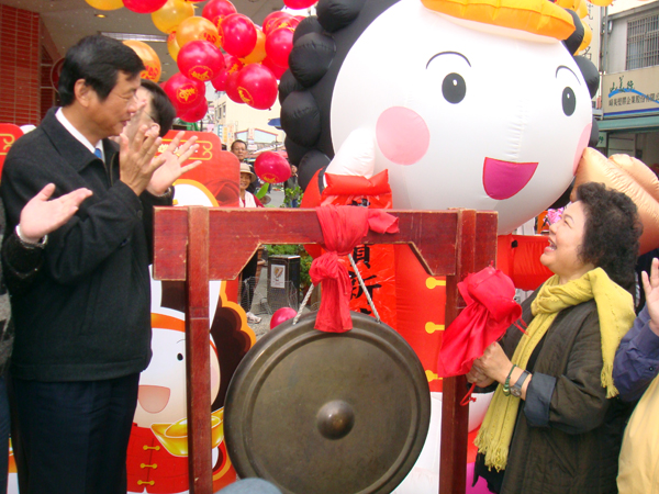 陳菊市長為「2011高雄過好年」活動開鑼。(圖/高雄市政府經濟發展局提供) 陳菊市長為「2011高雄過好年」活動開鑼。(圖/高雄市政府經濟發展局提供)
